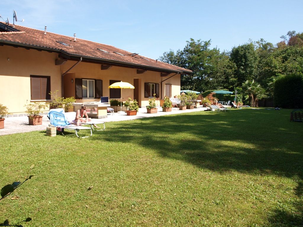 Appartamento bilocale in piccolo residence con piscina spettacolare vista lago con le sue Isole a Baveno